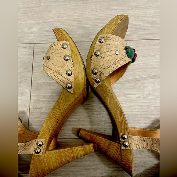 Wooden shoes 🪵 - Picture 3 of 5